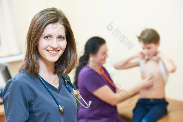 女孩子`医生在儿科医生面前检查小男孩
