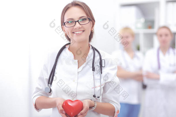 医生用听诊器握住心脏，在白色背景上