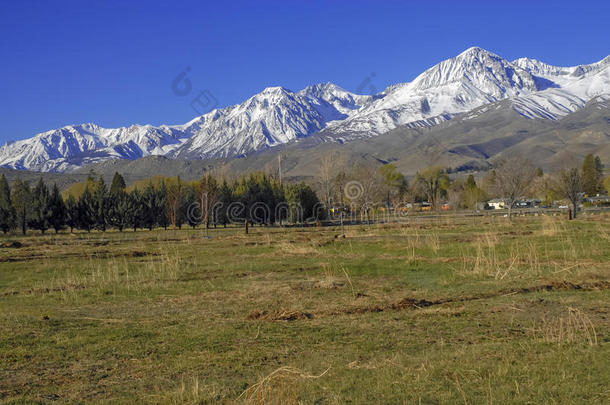 高山景色与积雪覆盖的山脉