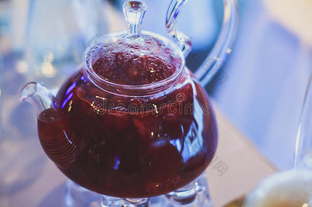 美丽的温暖图片透明茶壶水壶与美味的绿色红茶与苹果