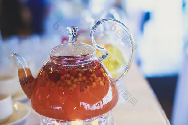 美丽的温暖图片透明茶壶水壶与美味的绿色红茶与苹果