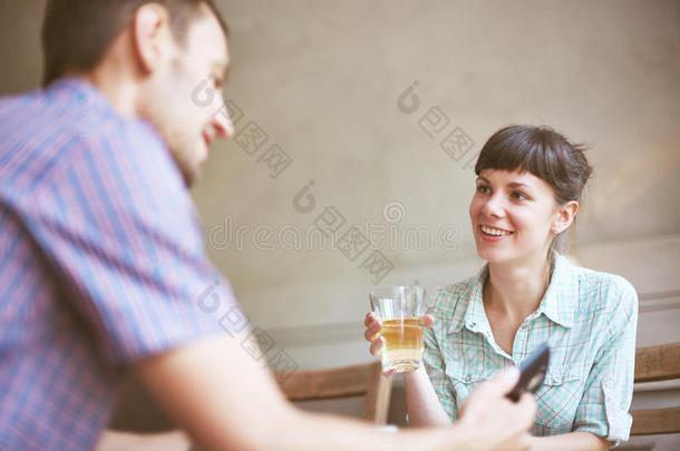 咖啡馆里的夫妇互相交流和交谈