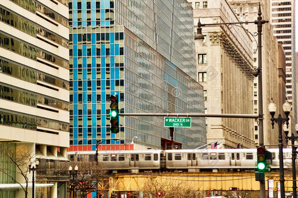 芝加哥高<strong>架</strong>'；el'；列车在高峰时间在Wacker&Lasalle街角市中心环路。