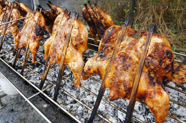 烤鸡用铁制剂在铁烤架上冒烟很多，食物在泰国