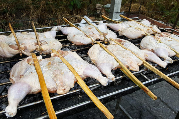 烤鸡用铁制剂在铁烤架上冒烟很多，食物在泰国