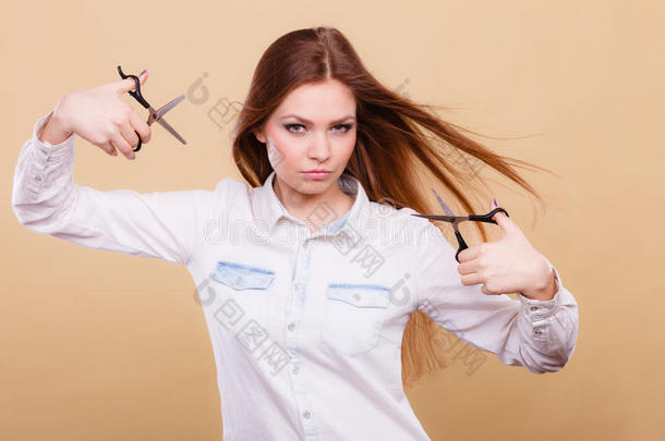 女理发师带剪刀。