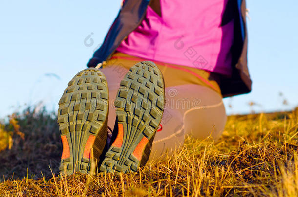 越野小径在日落时<strong>跑步</strong>。 <strong>跑步</strong>的夫妇在外面锻炼，作为健康生活方式的一部分。