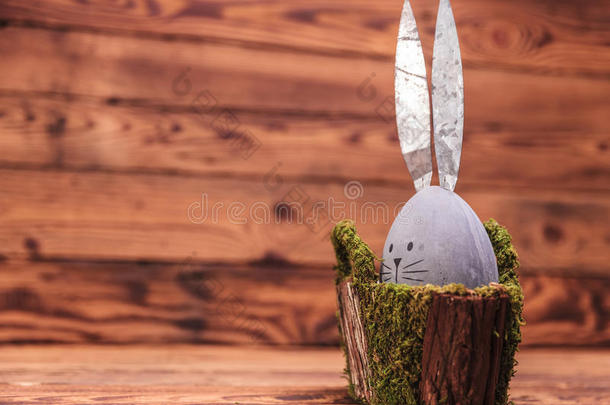 可爱的灰色鸡蛋，兔子耳朵在苔藓篮子里
