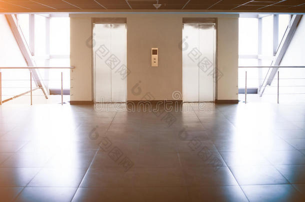 办公楼里有两台电梯的玻璃墙，有一个空的空间给你的文字
