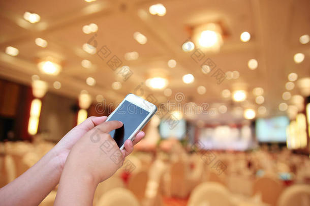 会议室或研讨会室的模糊照片和智能手机。