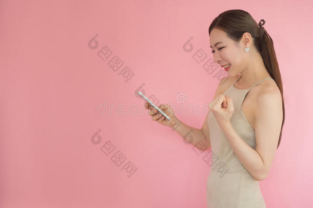 美丽的女人在使用智能手机时很开心，亚洲女孩使用Moblie手机