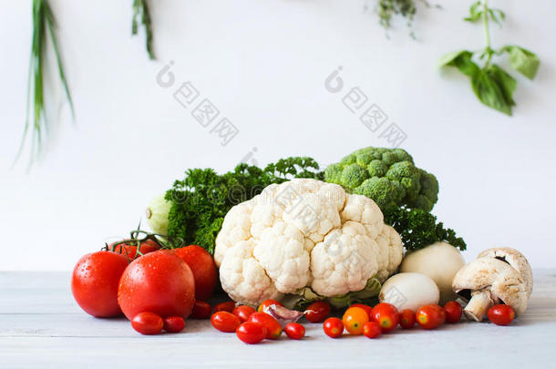 厨房桌子上收集新鲜蔬菜。