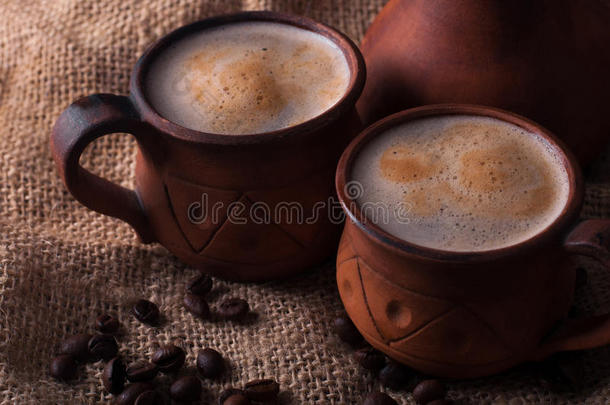 咖啡，早上，咖啡豆的概念-陶器杯中的咖啡