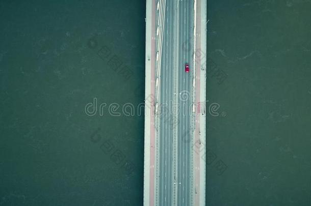 空中拍摄电缆桥与行人，自行车和红色汽车过河，顶部景观