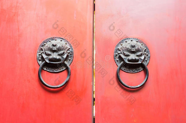 中国的门在红色的门上敲门
