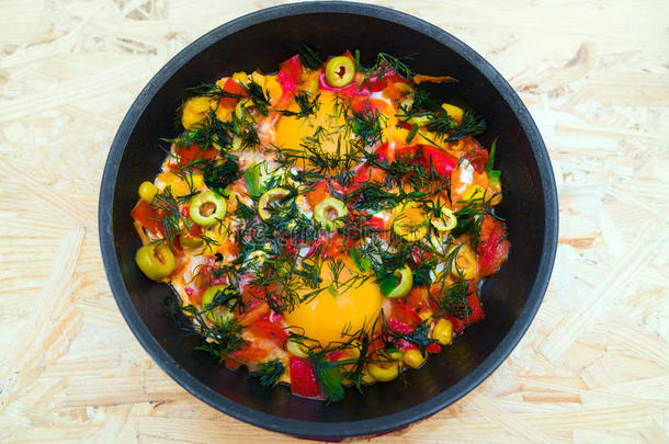 鸡蛋，橄榄，辣椒，桌子上的平底锅