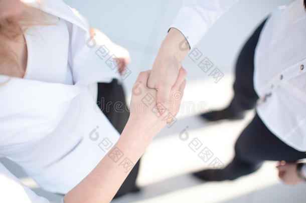 密切关注商业伙伴关系<strong>握手</strong>概念。两个商人<strong>握手</strong>过程的照片。成功的交易