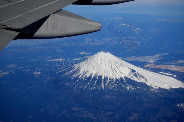 从飞机窗口俯瞰富士山