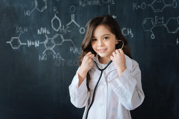 可爱的年轻女孩在学校测<strong>试听</strong>诊器