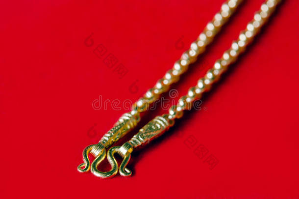 金项链96.5%泰国金级与金钩隔离在红色法兰绒布上