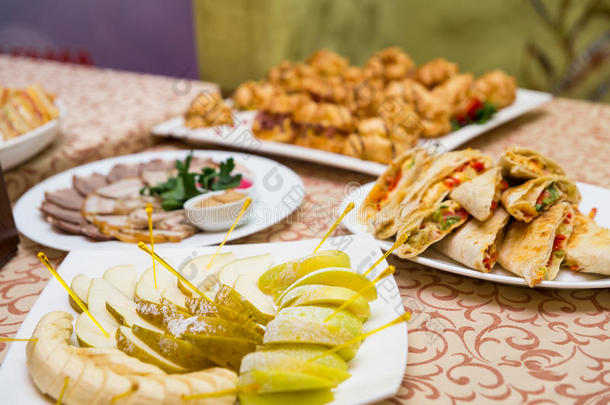 餐饮宴会桌，餐厅桌子上的罐头，餐饮，