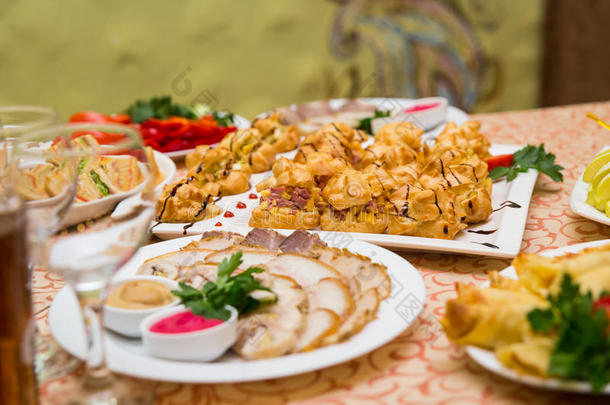 餐饮宴会桌，餐厅桌子上的罐头，餐饮，