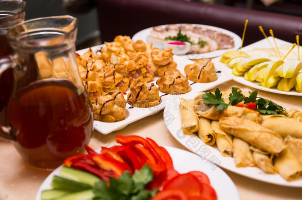 餐饮宴会桌，餐厅桌子上的罐头，餐饮，