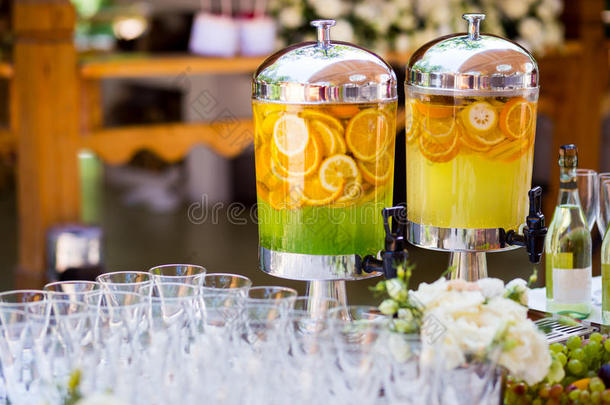 水果柠檬水，水果清爽饮料，橙汁，餐饮，葡萄酒或香槟杯，出口自助餐，玻璃酒吧柠檬水