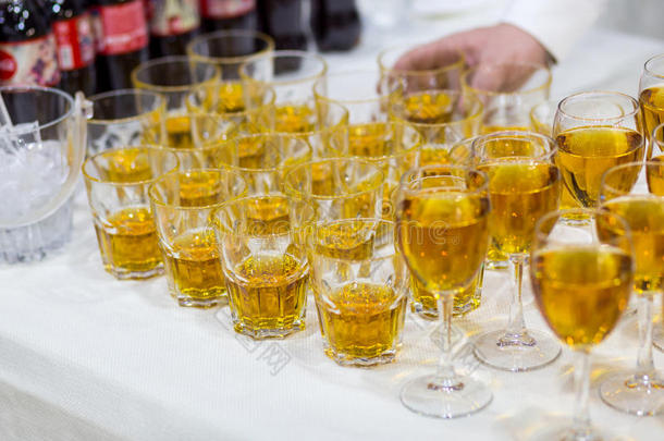 带果汁的眼镜，香槟杯，带葡萄酒的眼镜，<strong>餐饮</strong>宴会桌，<strong>餐饮</strong>，餐具，<strong>红</strong>酒，威士忌