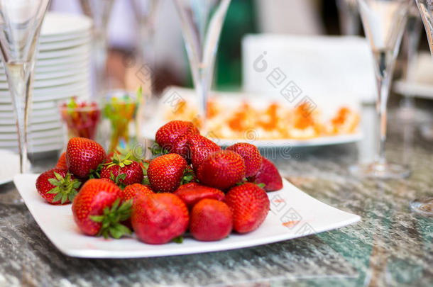 新鲜的红草莓在盘子里。新鲜的草莓自助餐，自助餐厅，小吃，餐厅，d