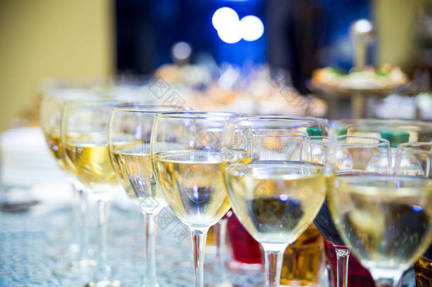 酒杯与葡萄酒，餐<strong>饮</strong>宴会桌，餐<strong>饮</strong>，自助餐，杯子与<strong>果汁</strong>，香槟杯，新年，酒厂，餐厅，c