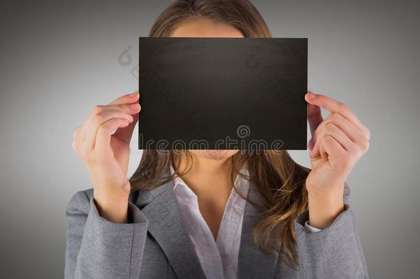 商务妇女与黑色空白卡在脸上灰色背景