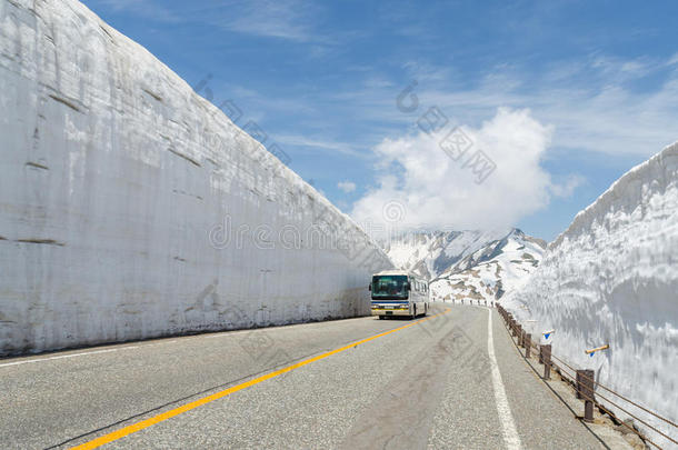 模糊挡风玻璃巴士沿着雪墙移动在塔提亚马黑北高山路线