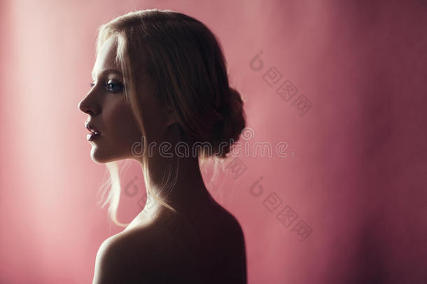 北欧自然金发女人的美容肖像，粉红色背景，复制空间