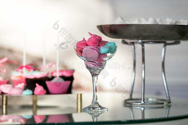 带糖果的节日桌子。 别致的粉红色蛋糕，儿童蛋糕，生日蛋糕，甜桌，糖果棒，