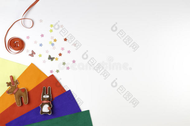 彩色毡，缝纫配件和手工玩具在白色背景。