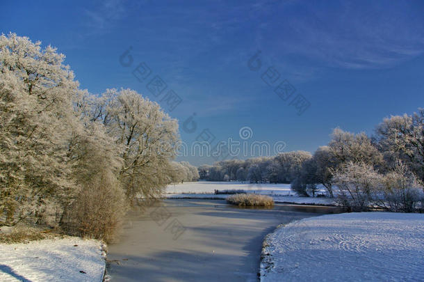 冰冻的河流和白雪覆盖的树木