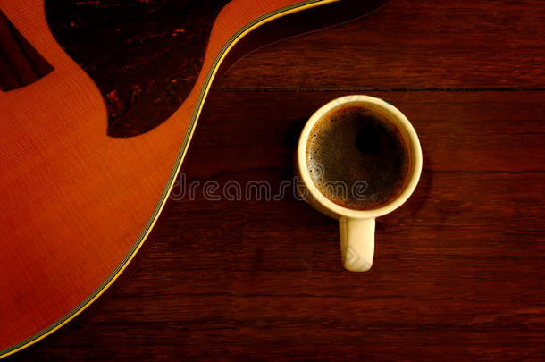 一杯咖啡和吉他