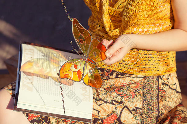 手工彩色玻璃蝴蝶在女人`手中