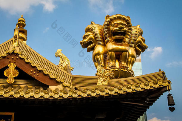 佛教<strong>静安寺</strong>屋顶金狮的细节-<strong>上海</strong>，中国