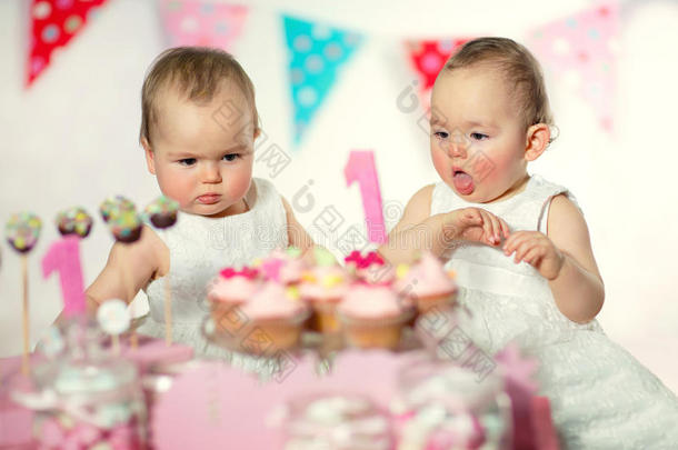 美丽的幸福双胞胎宝宝在一岁生日