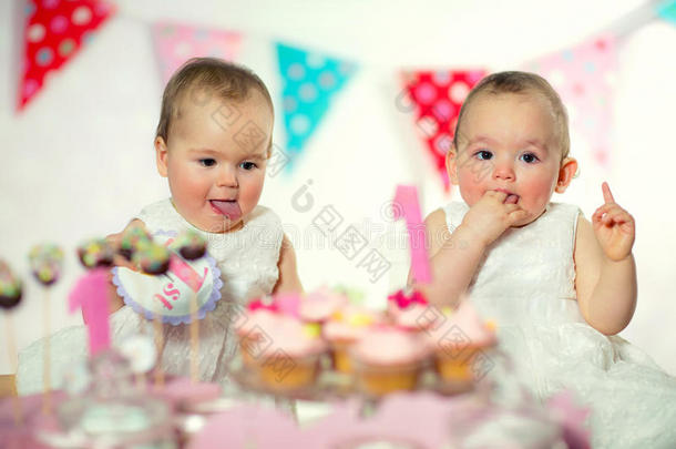 美丽的幸福双胞胎宝宝在一岁生日