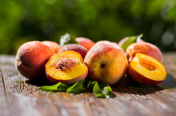 新鲜桃子，桃子特写水果背景，桃子在木巴上