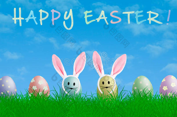 可爱的彩色粉彩复活节彩蛋与兔子耳朵在草地与蓝天背景和文字快乐复活节
