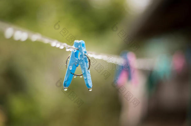 雨后衣服上挂满了水滴