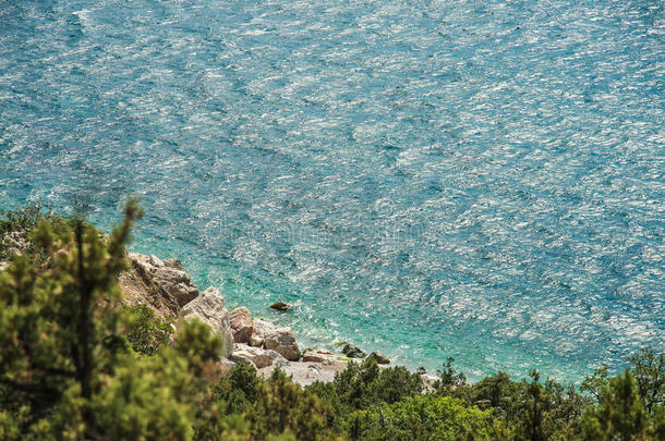 在克里米亚阳光明媚的日子里，明亮的<strong>蓝色</strong>海洋、岩石和森林