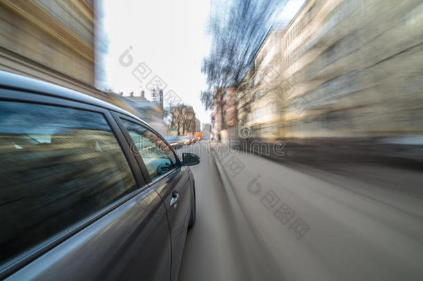 白天城市道路景观从车内