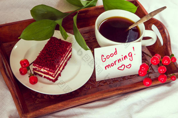 在床上吃早餐。 杯子，咖啡，红色，天鹅绒，蛋糕和便条
