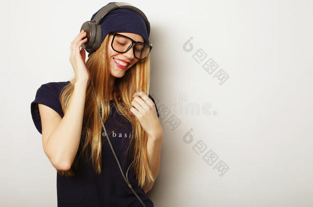 戴着耳机听音乐的女人。