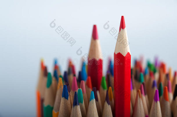 明亮的彩色铅笔背景与合作空间